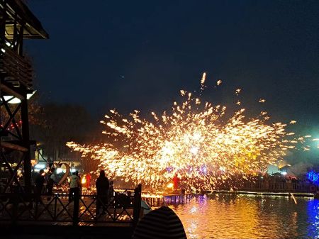 燈火映團(tuán)圓 喜樂(lè)迎元宵圖2 燈火映團(tuán)圓 喜樂(lè)迎元宵圖2